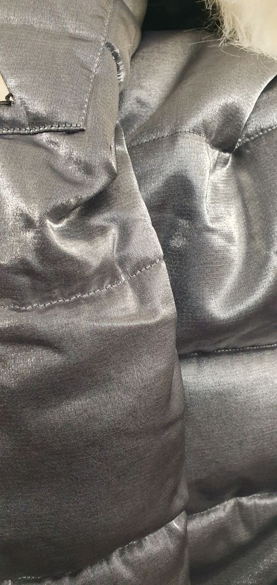 Abrigo color plateado con capucha