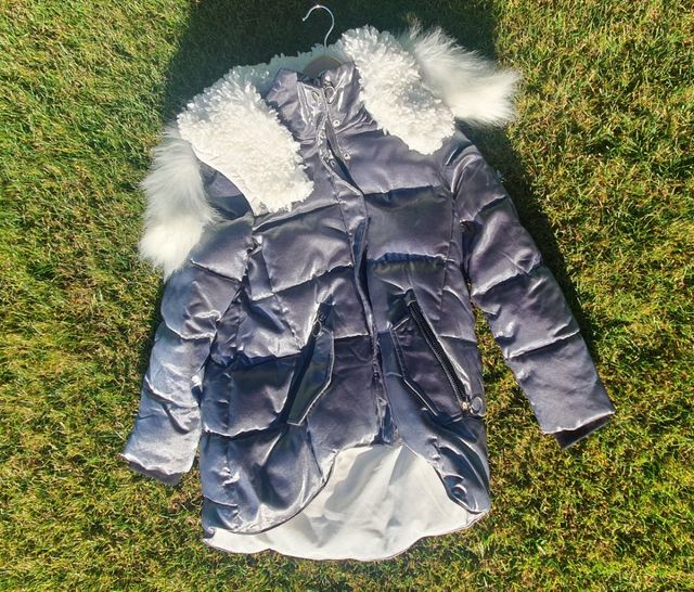 Abrigo color plateado con capucha