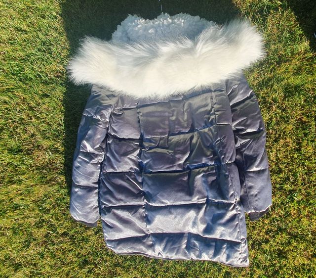 Abrigo color plateado con capucha