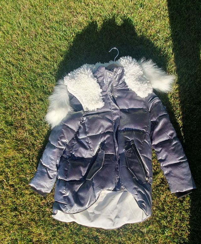 Abrigo color plateado con capucha