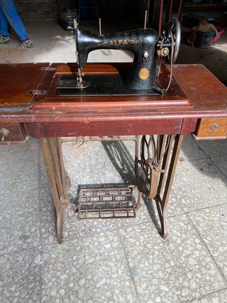 Maquina de coser antigua Alfa