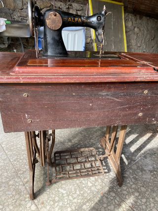 Maquina de coser antigua Alfa