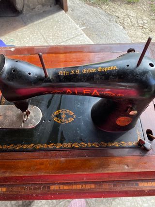 Maquina de coser antigua Alfa