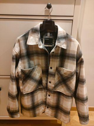 Cazadora cuadros chico Bershka 