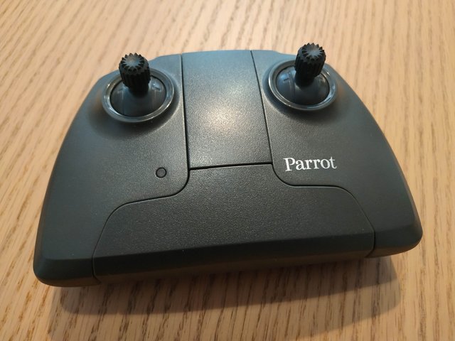 Radiocontrol emisora dron Parrot Anafi.
