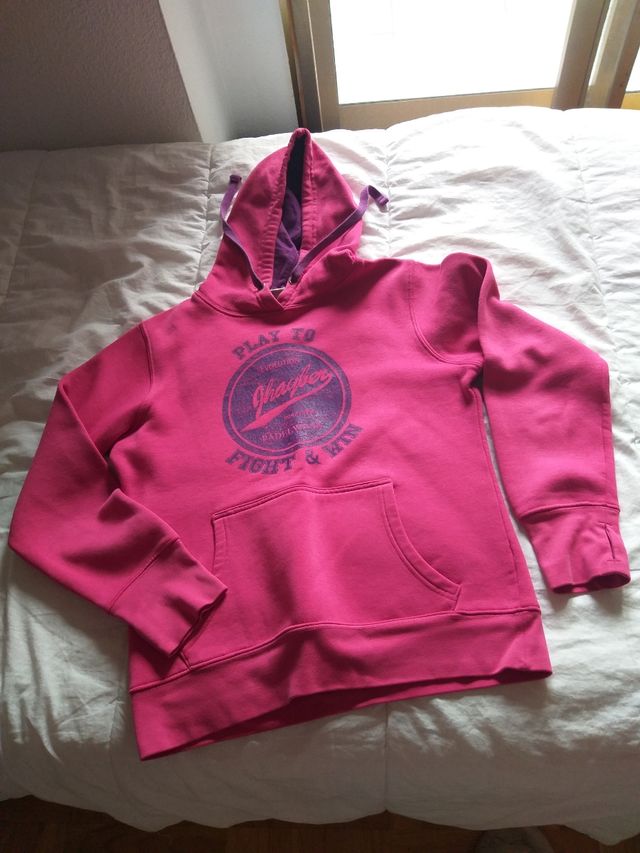 Sudaderas, una fucsia y otra negra, de chica