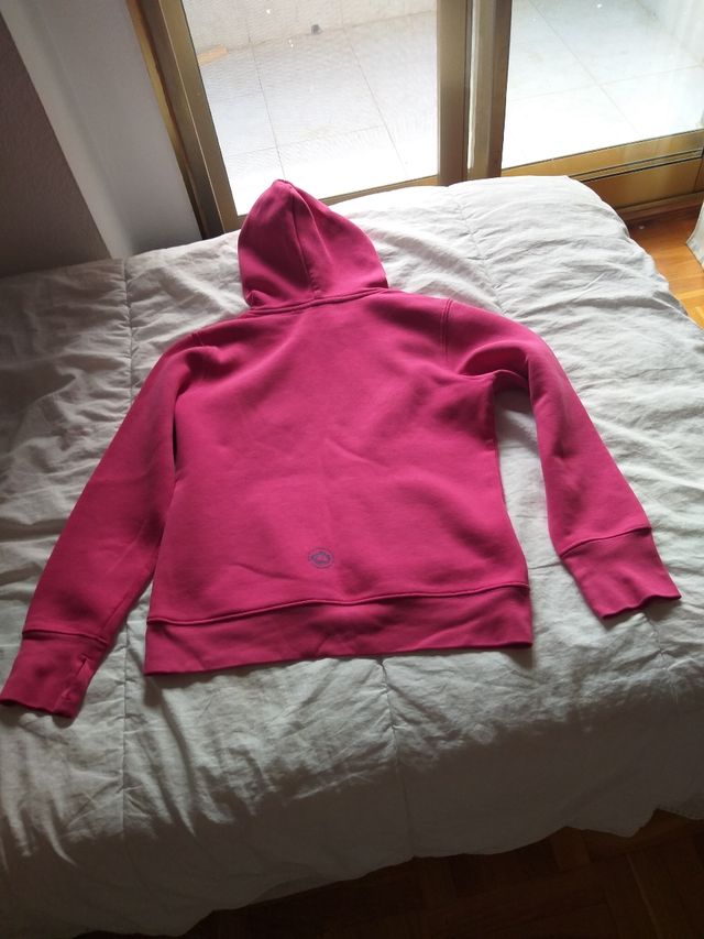 Sudaderas, una fucsia y otra negra, de chica