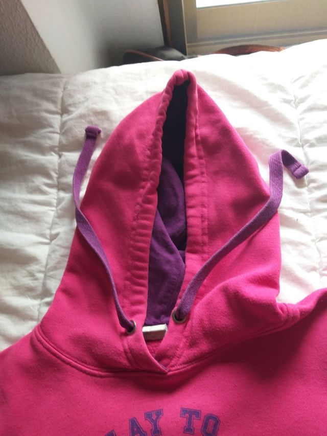 Sudaderas, una fucsia y otra negra, de chica