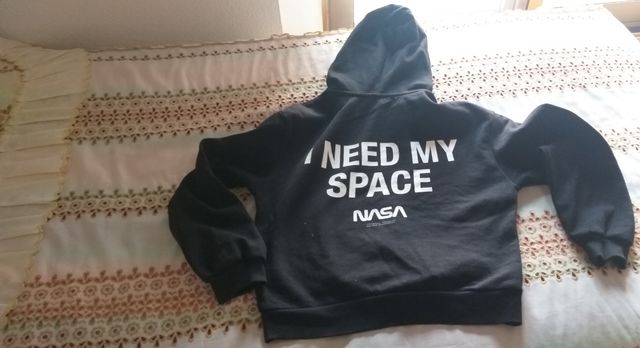 Sudaderas, una fucsia y otra negra, de chica