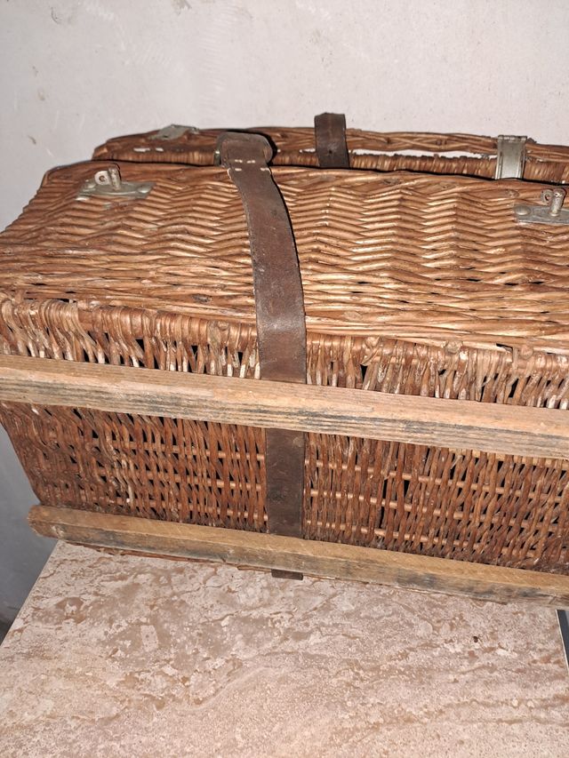 Antigua cesta picnic