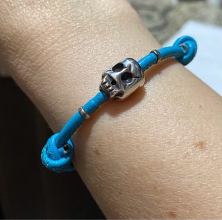 Pulsera cuero azul con calavera UNO de 50
