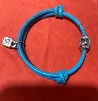 Pulsera cuero azul con calavera UNO de 50