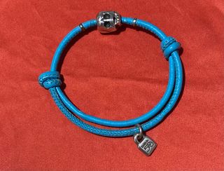 Pulsera cuero azul con calavera UNO de 50