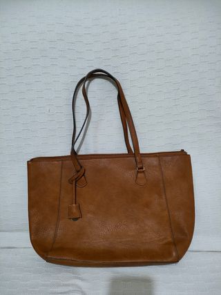 Bolso Stradivarius cuero Camel o marton