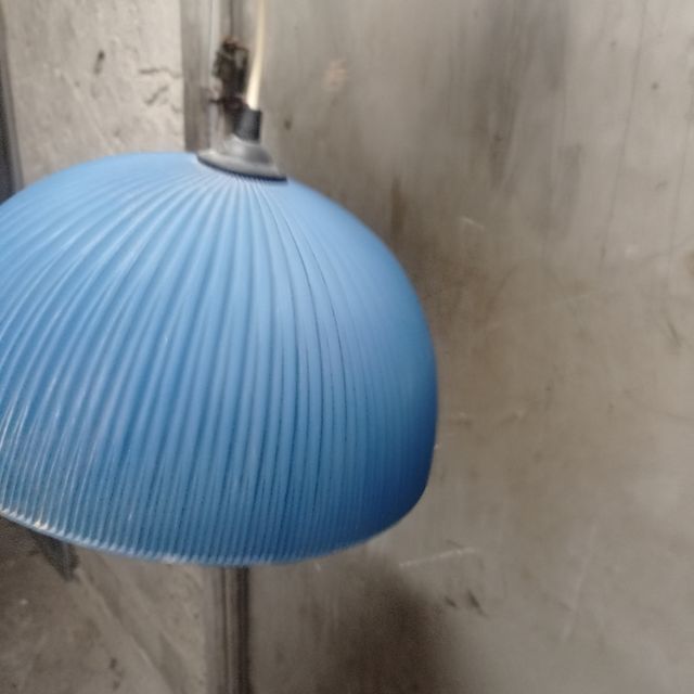 Lampadario azzurro in vetro