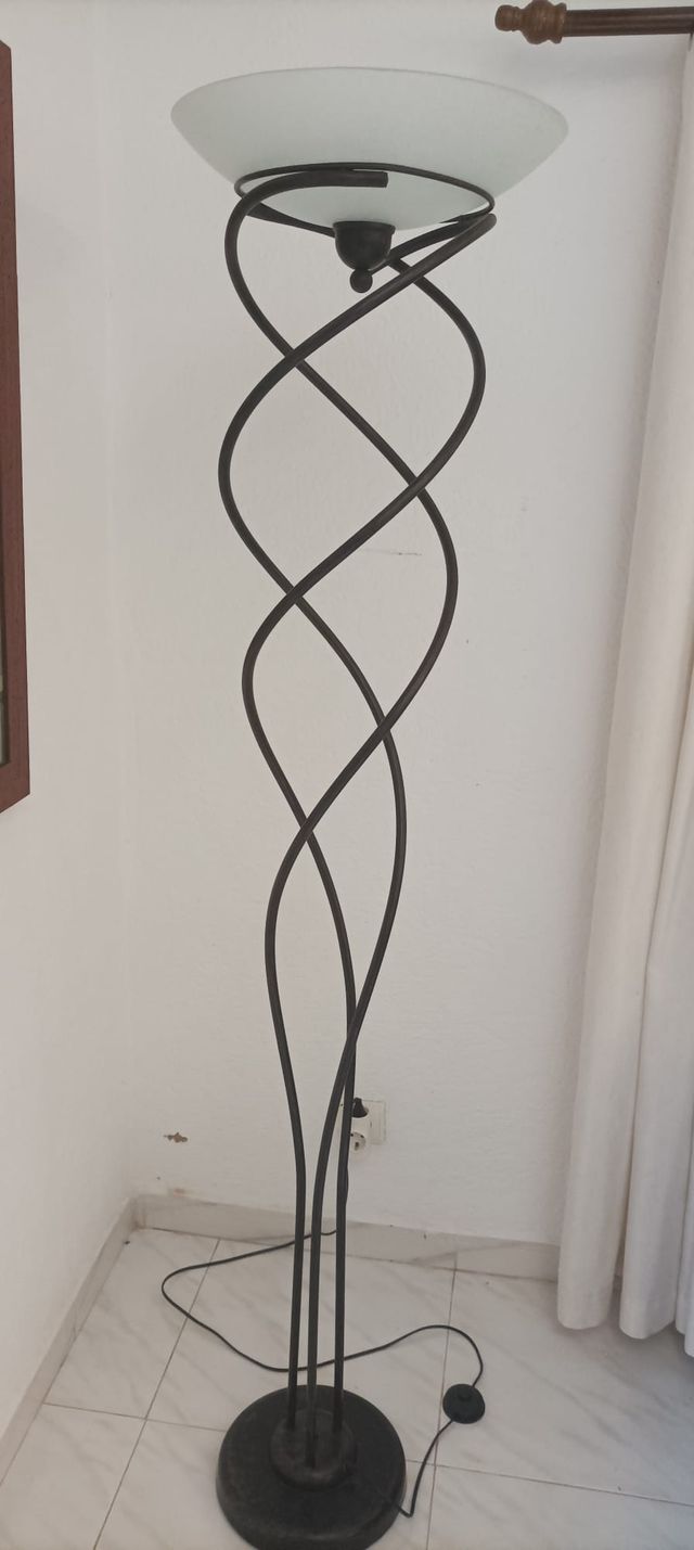 LÁMPARA DE PIE DE HIERRO+PLAFÓN DE CRISTAL+LUZ REG