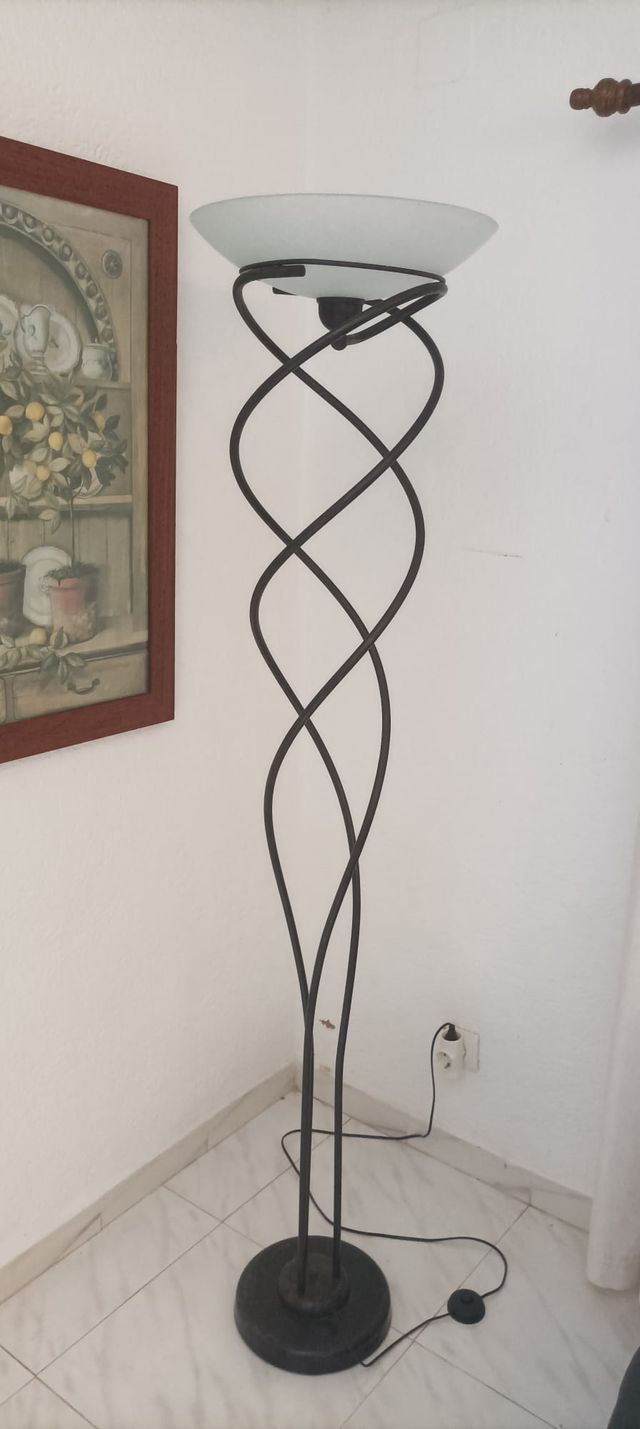 LÁMPARA DE PIE DE HIERRO+PLAFÓN DE CRISTAL+LUZ REG