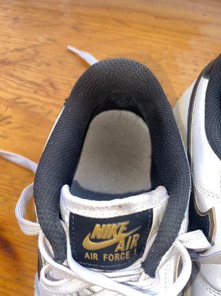 Nike air force 1 blancas con negro y dorado