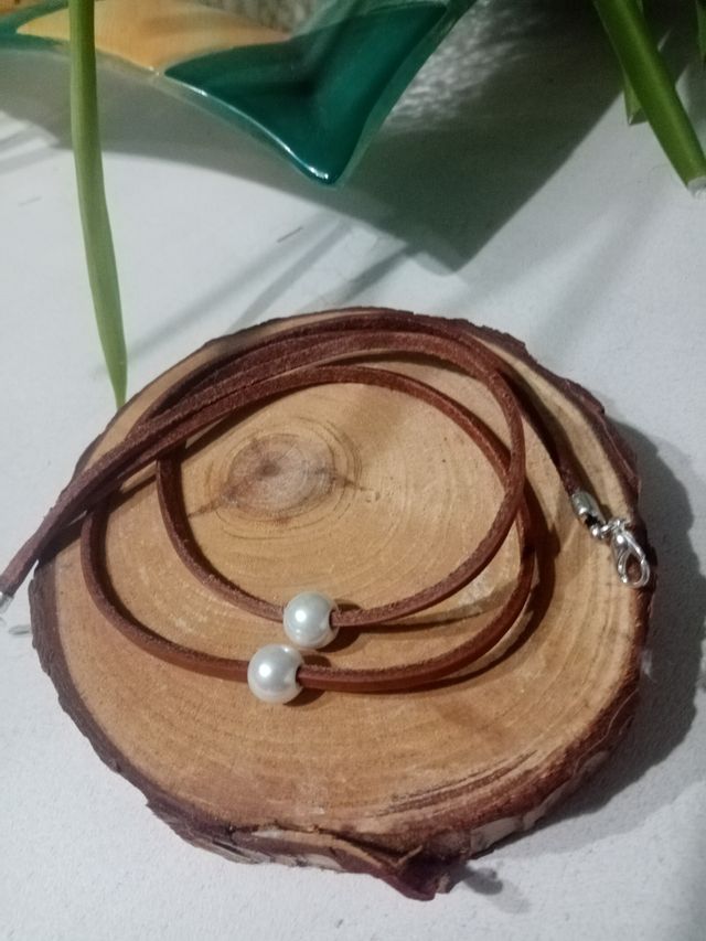 Gargantilla de cuero y perlas