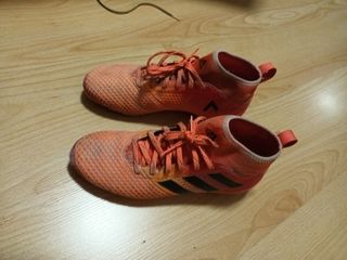 Zapatillas Adidas de fútbol hierba.
