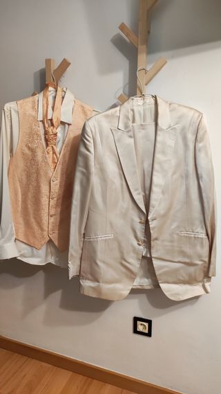 TRAJE DE NOVIO COLOR MARFIL
