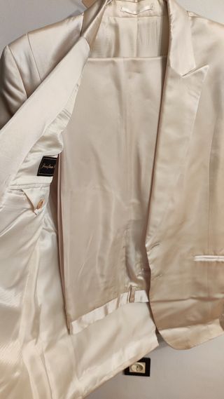 TRAJE DE NOVIO COLOR MARFIL