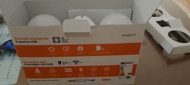 Enchufe inteligene y dos  bombillas wifi