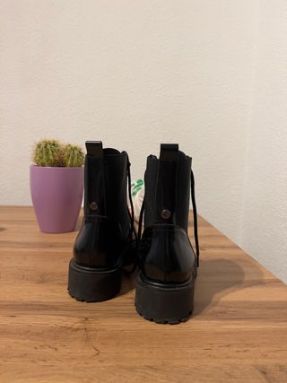 Botines negros de piel tacón plano y cordones