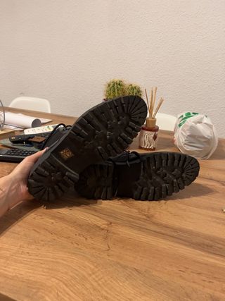 Botines negros de piel tacón plano y cordones