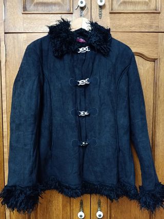 CHAQUETA TIPO ANTE Y PELO NEGRO