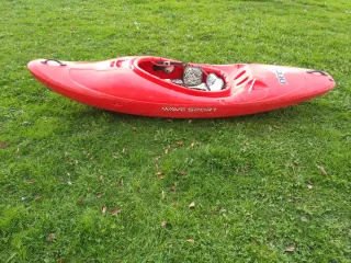 Se vende kayak de aguas bravas Wave Sport.
