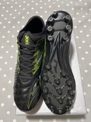Botas JOMA de futbol