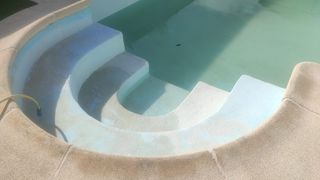 Limpiar lijar Y pintar las piscinas 
