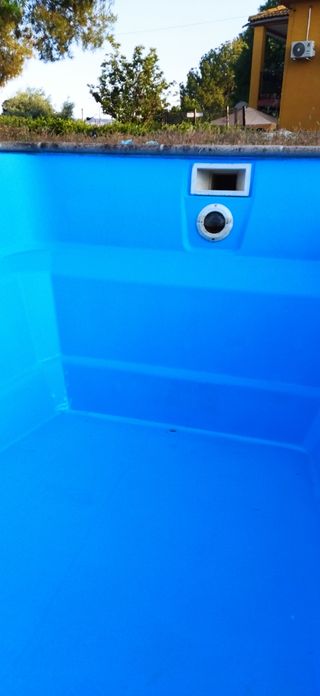 Limpiar lijar Y pintar las piscinas 
