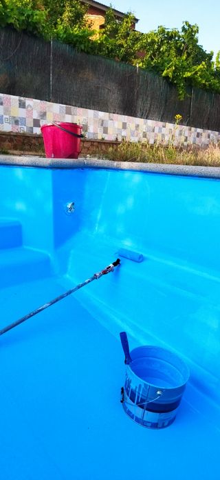 Limpiar lijar Y pintar las piscinas 
