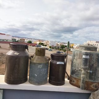 lecheras y maquina de sulfatar antiguas