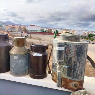 lecheras y maquina de sulfatar antiguas