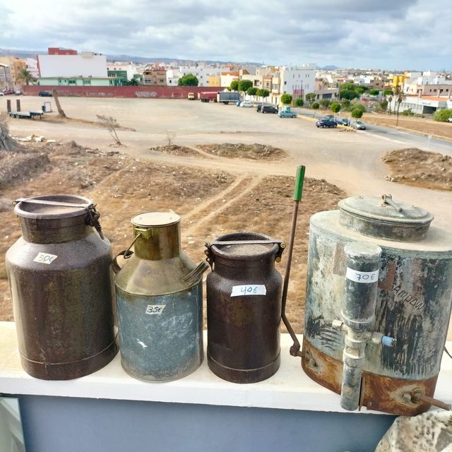 lecheras y maquina de sulfatar antiguas