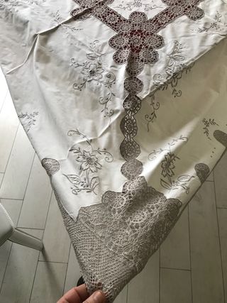 Preziosa Tovaglia ricamata a mano 245x160