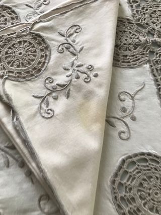 Preziosa Tovaglia ricamata a mano 245x160