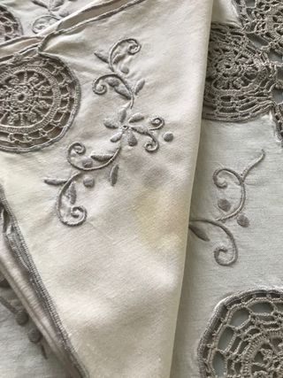 Preziosa Tovaglia ricamata a mano 245x160