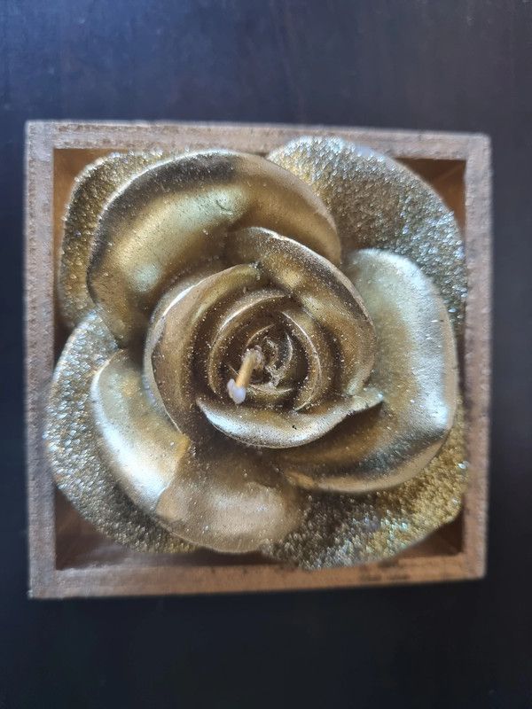 Candela rosa dorata con scatolina