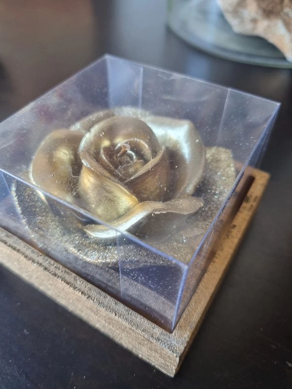 Candela rosa dorata con scatolina