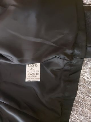 Cazadora negra y roja ligera.