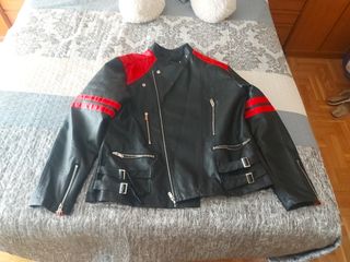 Cazadora negra y roja ligera.