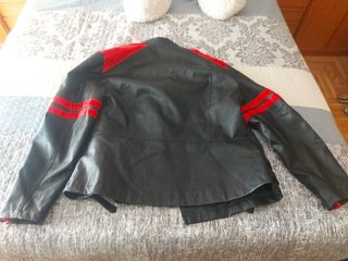 Cazadora negra y roja ligera.