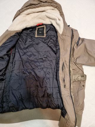 Cazadora impermeable con gorro