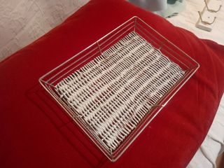 Bandeja pequeña metal y mimbre 27×19