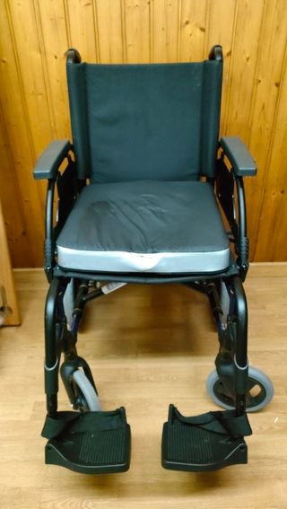 Silla de ruedas y cojín antiulceras