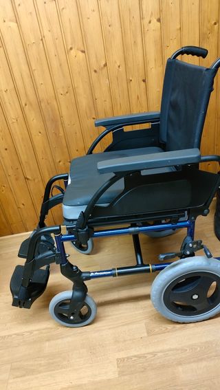 Silla de ruedas y cojín antiulceras